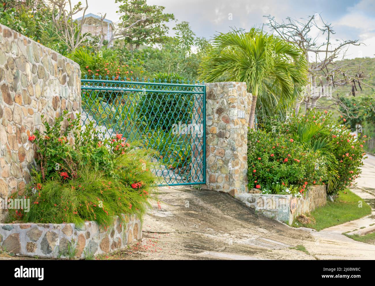 Route privée et porte verte à St, Maarten Banque D'Images
