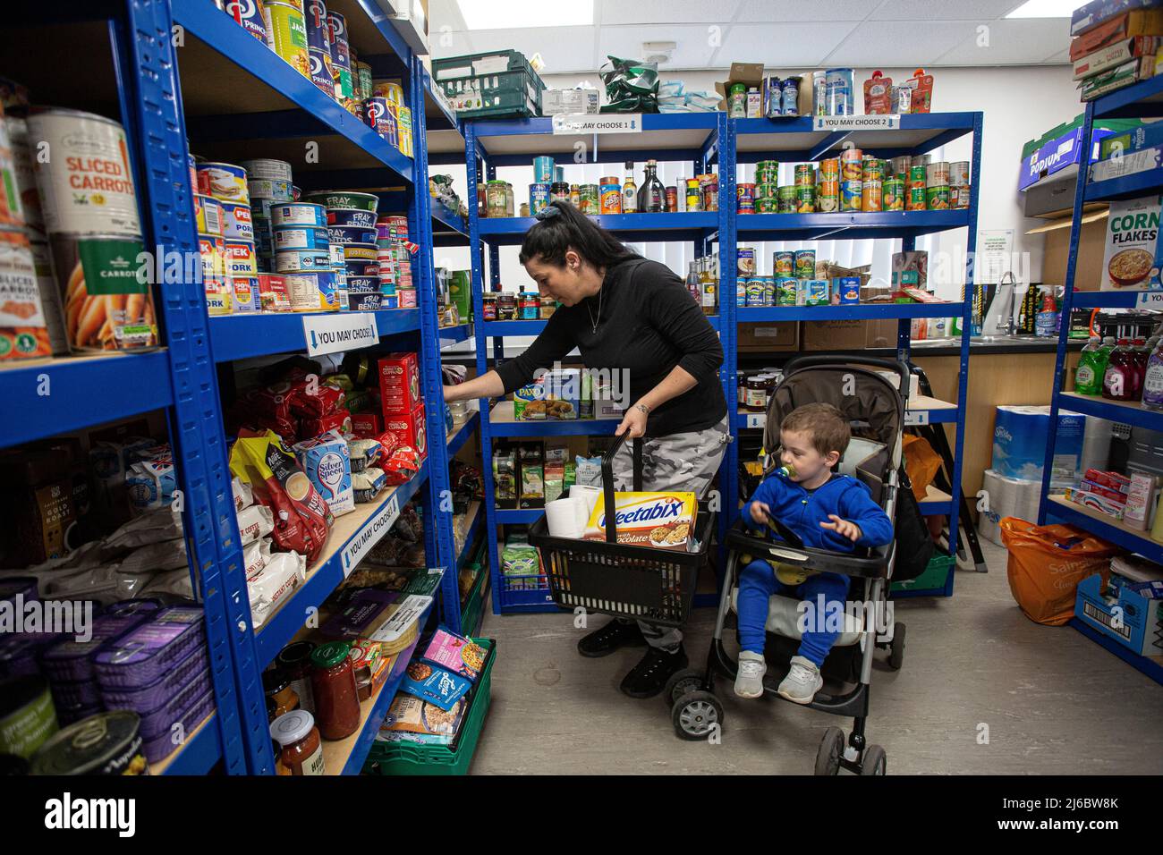 Caroline et son fils Joshua au projet communautaire Eastmoor au Centre communautaire St. Swithun un un garde-manger communautaire ou une banque alimentaire à Wakefield , en Angleterre . Banque D'Images