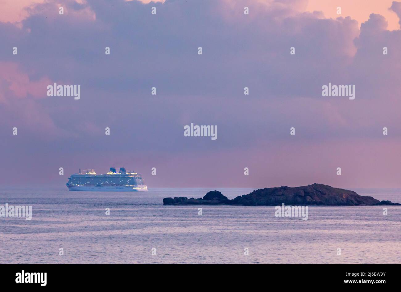 Un bateau de croisière P and O, Britannia au large de la côte de Saint-Martin Banque D'Images