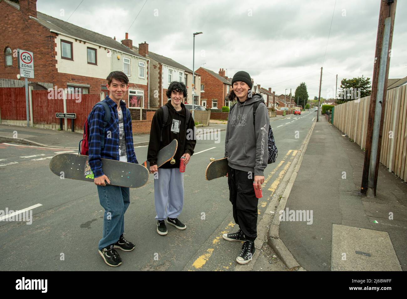 Groupe de jeunes hommes skateboarder à Wakefield, West Yorkshire, Angleterre. Banque D'Images