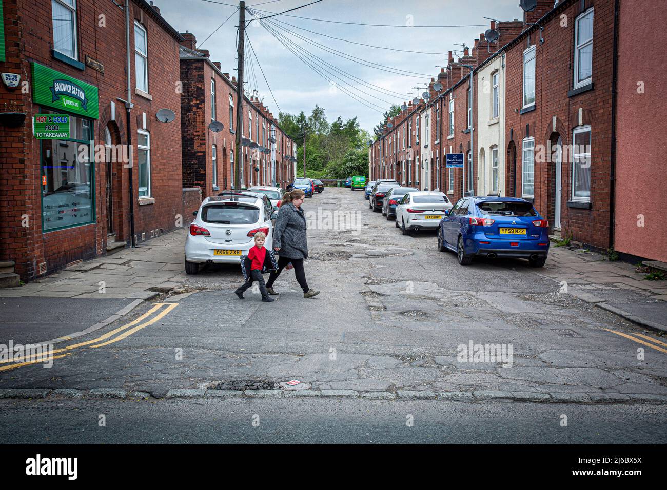 Chemin de passage mère et enfant à Dewsbury Road un quartier privé à Wakefield, West Yorkshire. Banque D'Images