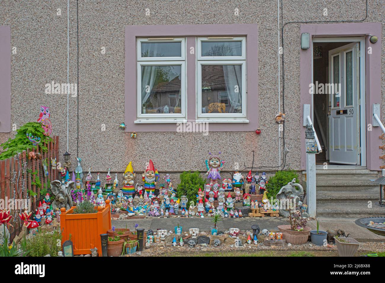 Une collection de nains de jardin à l'extérieur d'une maison en terrasse, à Lupset, Wakefield, West Yorkshire, Angleterre. Banque D'Images