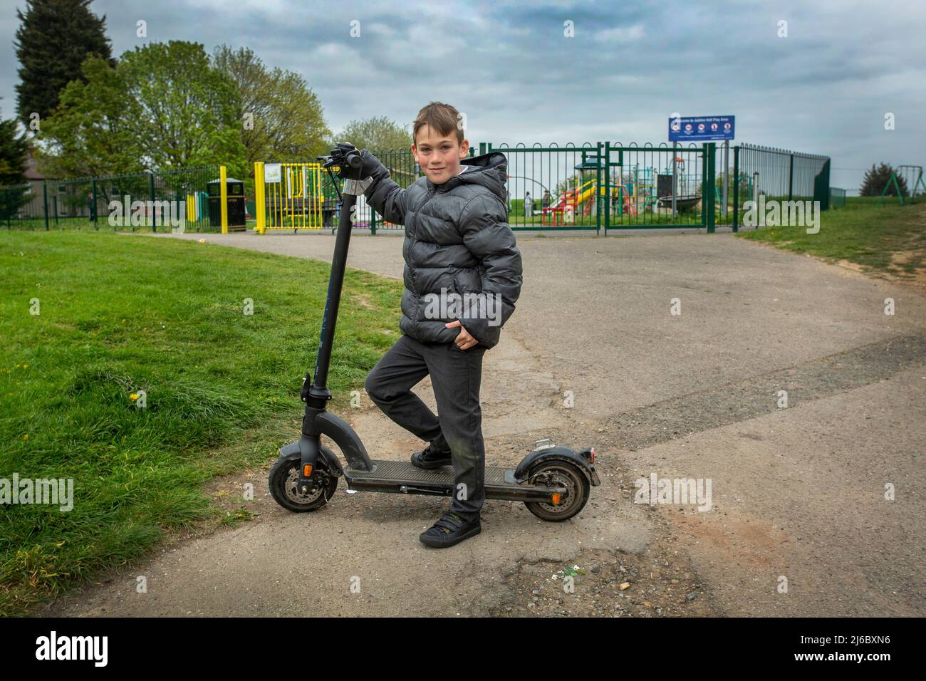 Jeune enfant avec scooter à West Wakefield, région privée à Wakefield , West Yorkshire, Angleterre. Banque D'Images