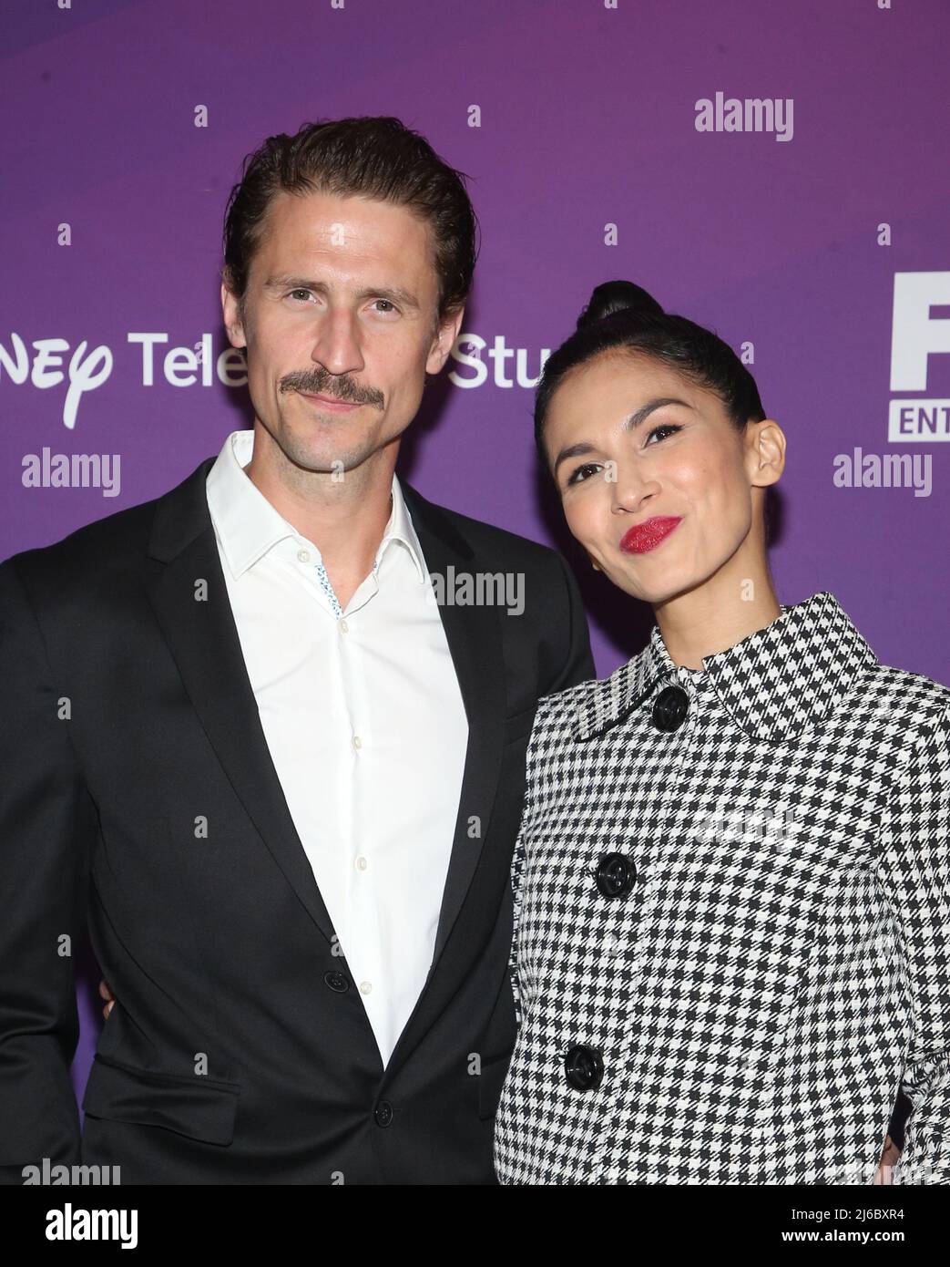 CENTURY CITY, CA - 29 AVRIL : Jonathan Howard, Elodie Yung, à l'événement du 25th anniversaire Taste for a Cure au Fairmont Century Plaza Hotel de Century City, Californie, le 29 avril 2022. Crédit: Faye Sadou/MediaPunch Banque D'Images