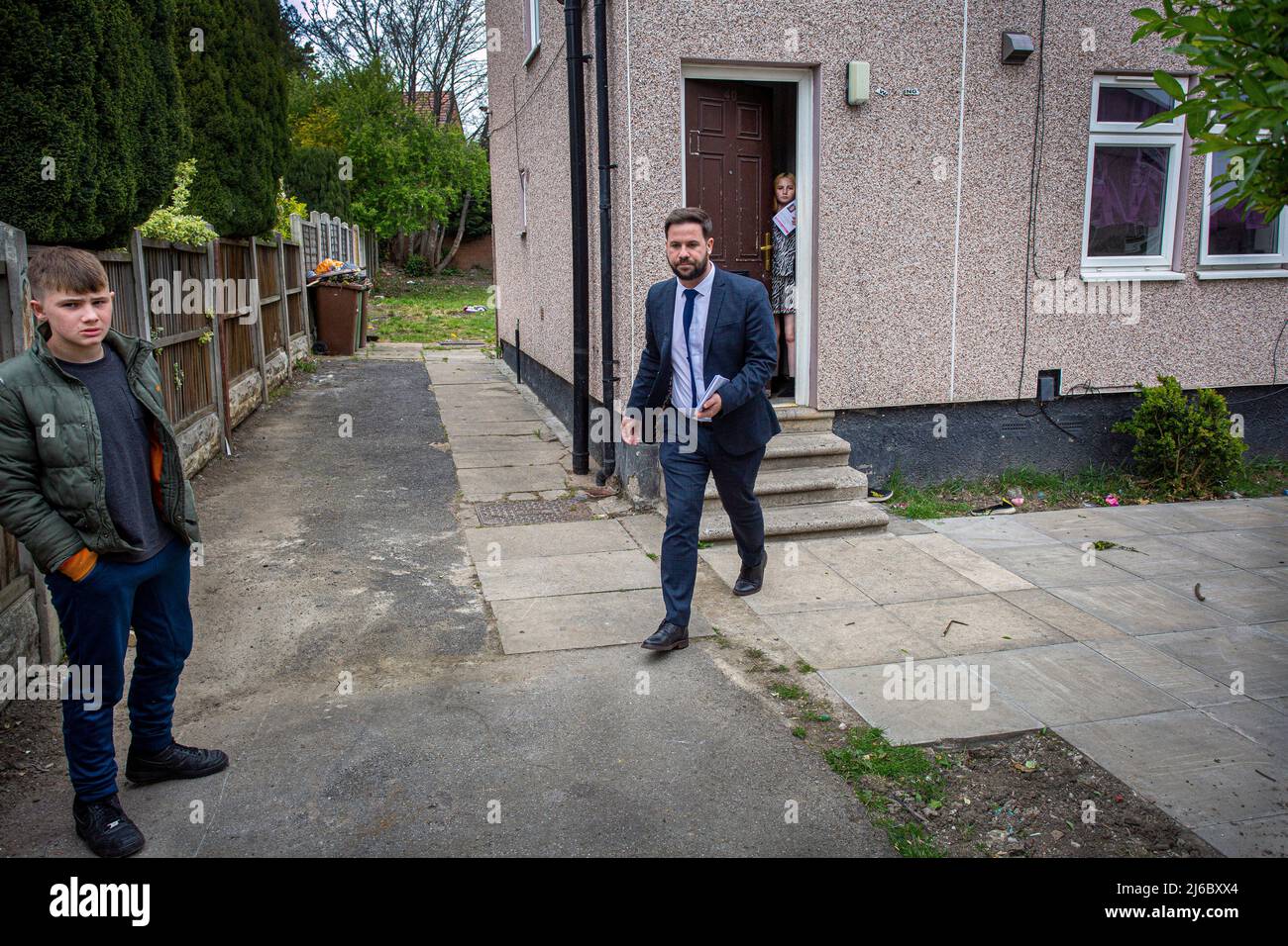 Michael Graham, conseiller travailliste de West Wakefield, sur un parcours de démarchage dans une région défavorisée de Wakefield, West Yorkshire, Angleterre. Banque D'Images