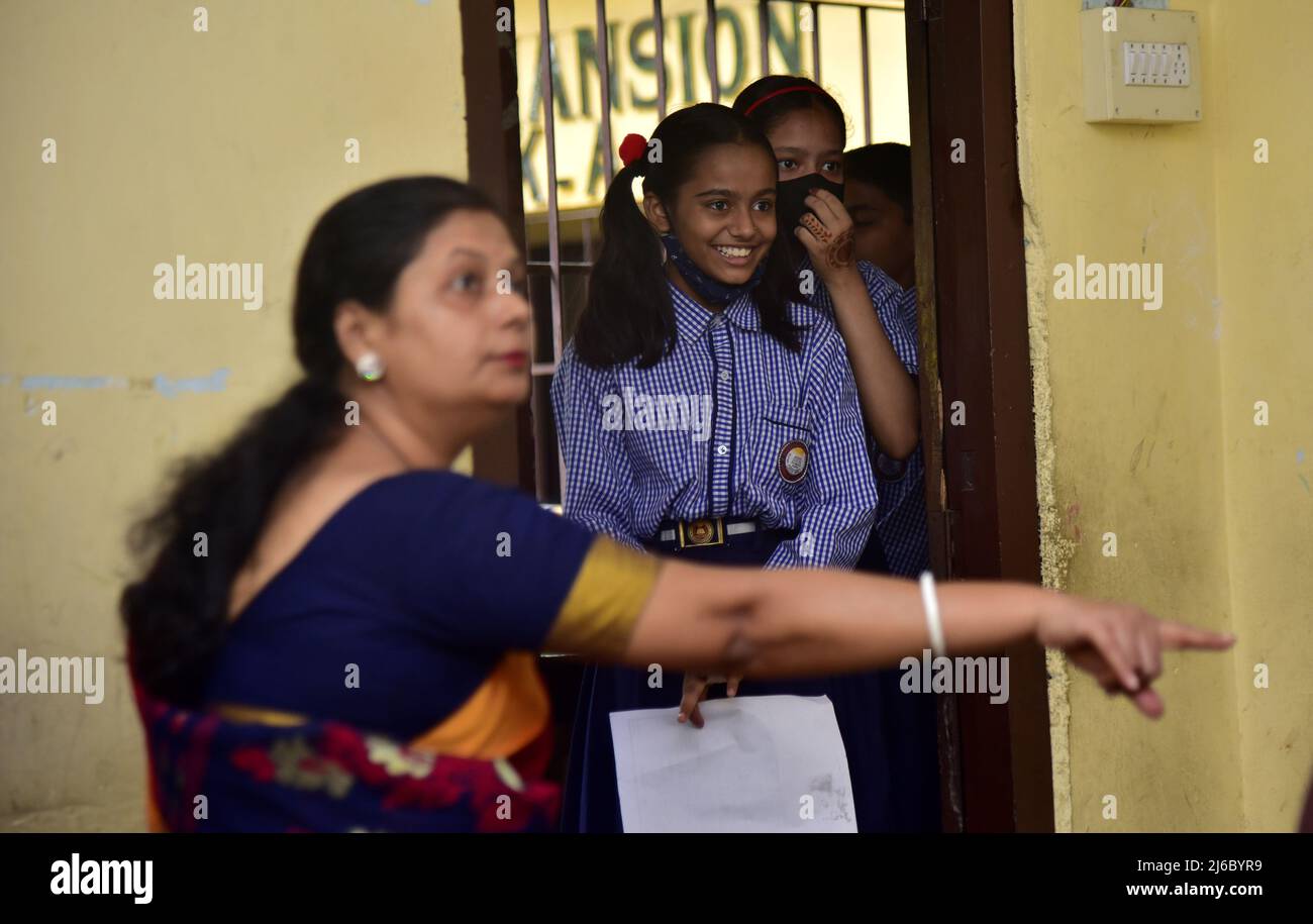 30 avril 2022, Guwahati, Guwahati, Inde: Les élèves du groupe d'âge de 12 à 14 ans attendent de recevoir l'injection COVID-19 à l'école secondaire Angelica à Guwahati Assam India le samedi 30th avril 2022. (Image de crédit : © Dasarath Deka/ZUMA Press Wire) Banque D'Images