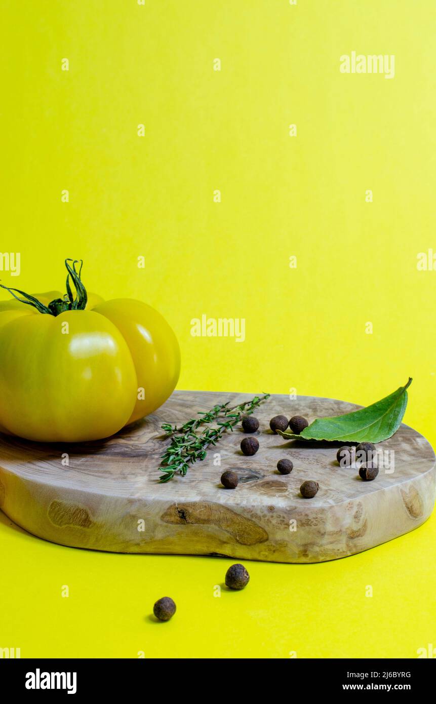 Feuilles de tomates jaunes Banque de photographies et d’images à haute résolution Alamy