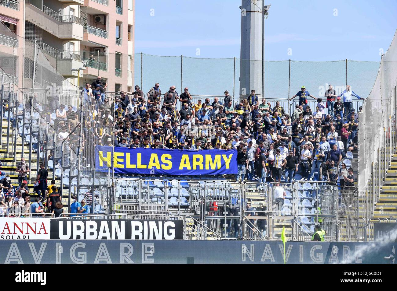 Tifosi Hellas Verona pendant le football italien série A match Cagliari Calcio contre Hellas Verona FC le 30 avril 2022 à la Sardegna Arena de Cagliari, Italie (photo de Luigi Canu/LiveMedia/Sipa USA) Banque D'Images