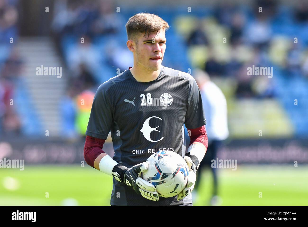 LONDRES, ROYAUME-UNI. LE 30th AVRIL, Blackmore, de Peterborough, s'échauffe avant le match de championnat Sky Bet entre Millwall et Peterborough, à la Den, à Londres, le samedi 30th avril 2022. (Credit: Ivan Yordanov | MI News) Credit: MI News & Sport /Alay Live News Banque D'Images