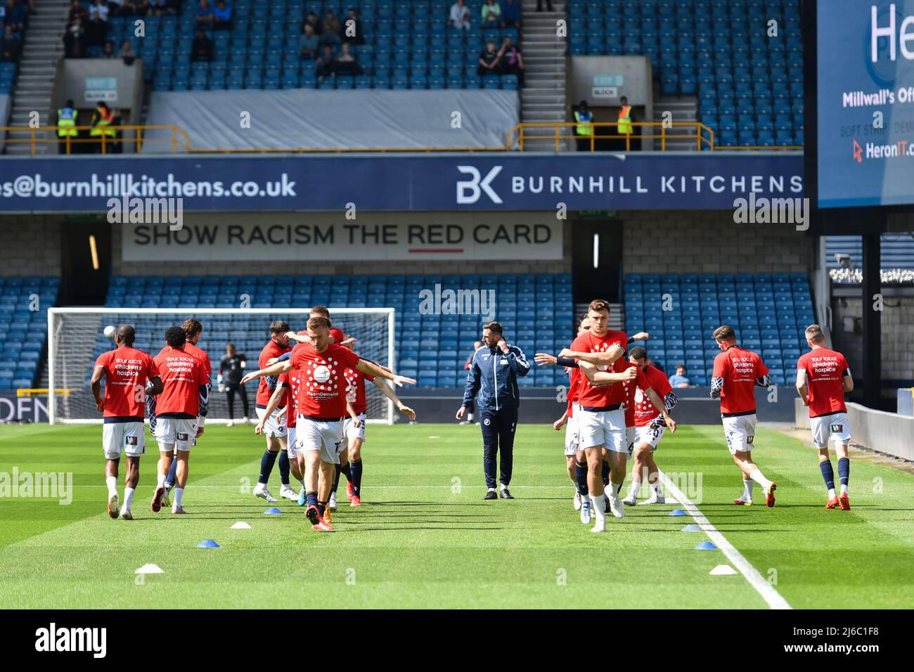 LONDRES, ROYAUME-UNI. AVRIL 30th les joueurs de Millwall se réchauffent avant le match de championnat Sky Bet entre Millwall et Peterborough à la Den, Londres, le samedi 30th avril 2022. (Credit: Ivan Yordanov | MI News) Credit: MI News & Sport /Alay Live News Banque D'Images