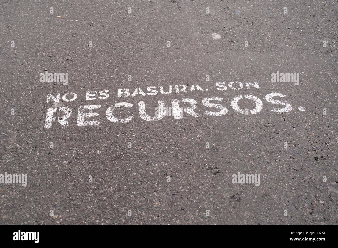 Buenos Aires, Argentine; 22 avril 2022: Jour de la Terre. Ce n'est pas de la poubelle, c'est des ressources. Message environnemental peint sur l'asphalte. Recyclage, susta Banque D'Images