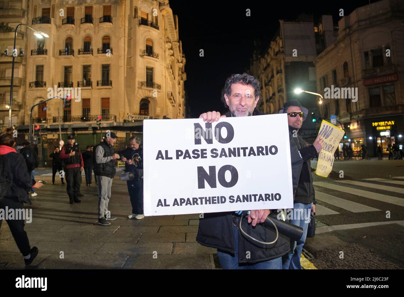 Buenos Aires, Argentine; 22 avril 2022: Manifestation contre les vaccins obligatoires Covid 19 lors de la manifestation du jour de la Terre. Affiche : non à la passe sanitaire. Banque D'Images