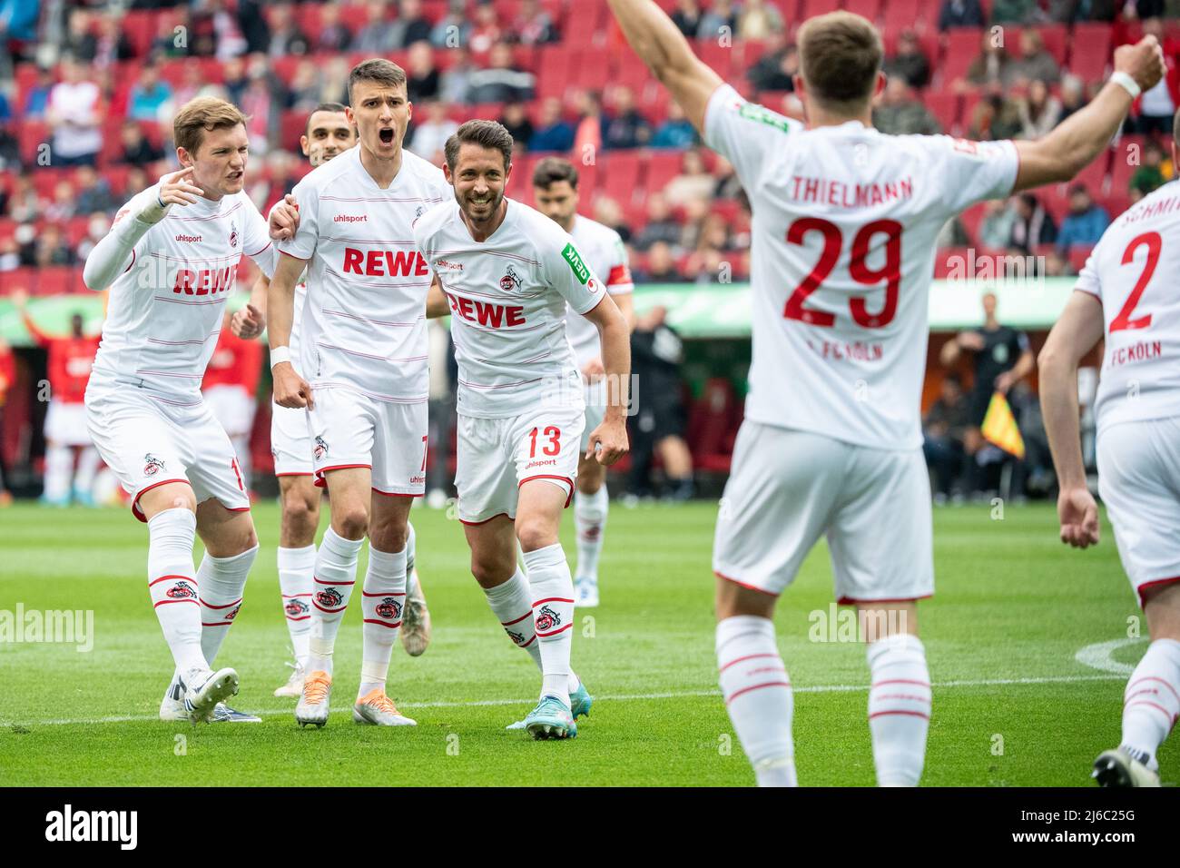 Allemagne. 30th avril 2022. 30 avril 2022, Bavière, Augsbourg: Football: Bundesliga, FC Augsbourg - 1. FC Köln, Matchday 32, WWK-Arena. Luca Kilian (l-r), Dejan Ljubicic et Mark UTH de Cologne célèbrent le but de l'UTH du faire 0:2. Photo: Matthias balk/dpa - NOTE IMPORTANTE: Conformément aux exigences du DFL Deutsche Fußball Liga et du DFB Deutscher Fußball-Bund, il est interdit d'utiliser ou d'utiliser des photos prises dans le stade et/ou du match sous forme de séquences d'images et/ou de séries de photos de type vidéo. Credit: dpa Picture Alliance/Alay Live News Banque D'Images