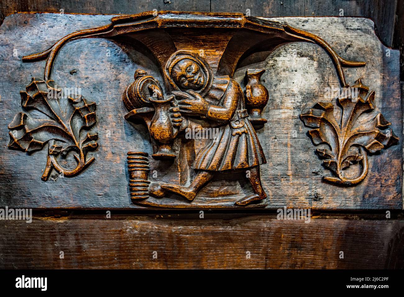 Misericords sont de petites structures en bois formées sur le dessous d'un siège pliant dans une église.ici vu dans l'église paroissiale de Saint-Laurent à Ludlow. Banque D'Images