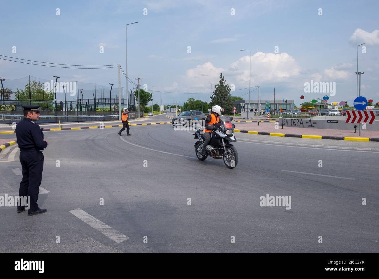 Policier contrôlant la circulation avec deux motos devant les cyclistes lors de la course cycliste internationale de Hellas 2022 Banque D'Images