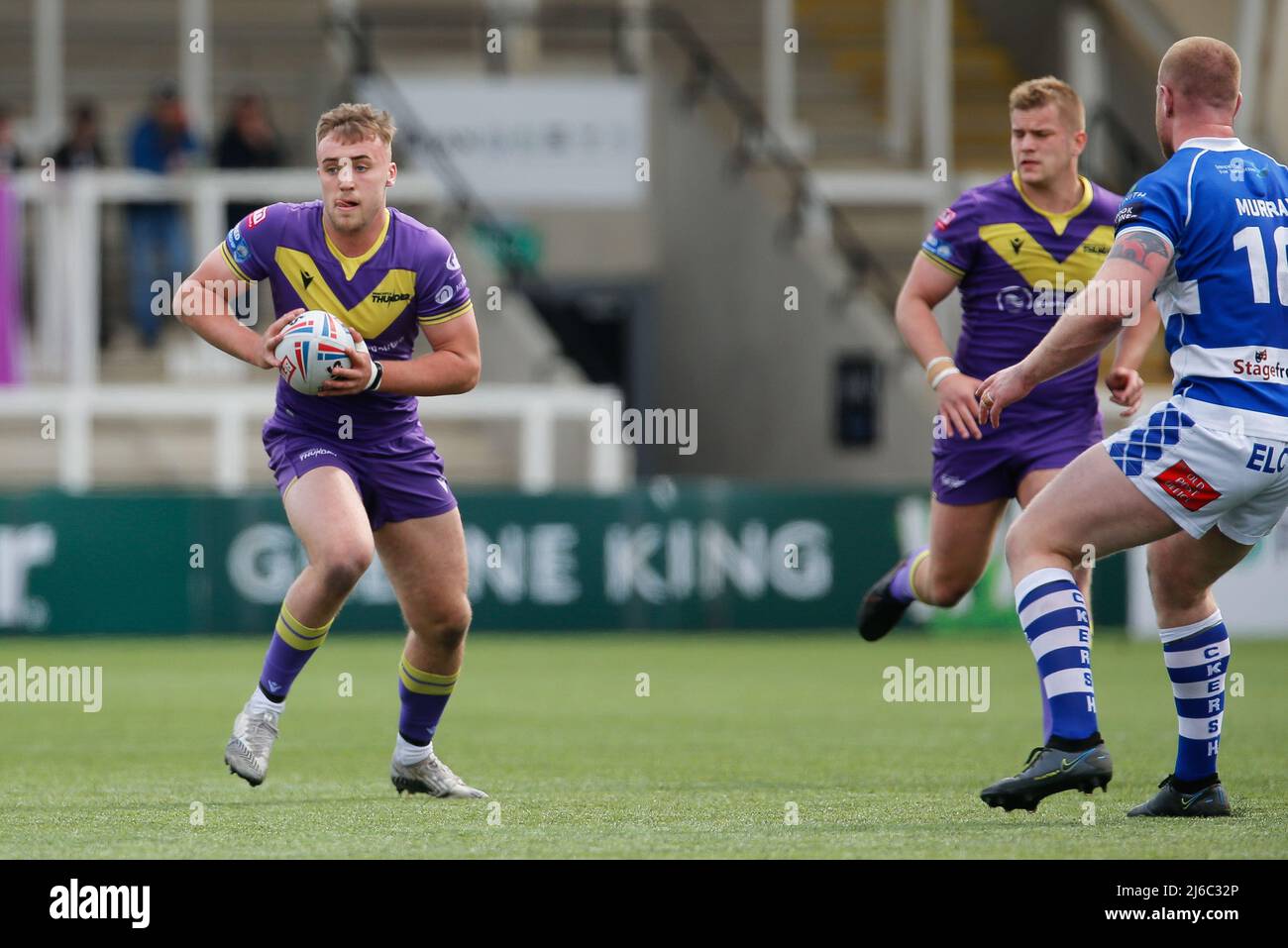 NEWCASTLE UPON TYNE, ROYAUME-UNI. MAI 1st Connor Bailey, de Newcastle Thunder, cherche un écart lors du match DE championnat BETFRED entre Newcastle Thunder et Halifax Panthers à Kingston Park, Newcastle, le samedi 30th avril 2022. (Crédit : Chris Lishman | MI News) Banque D'Images