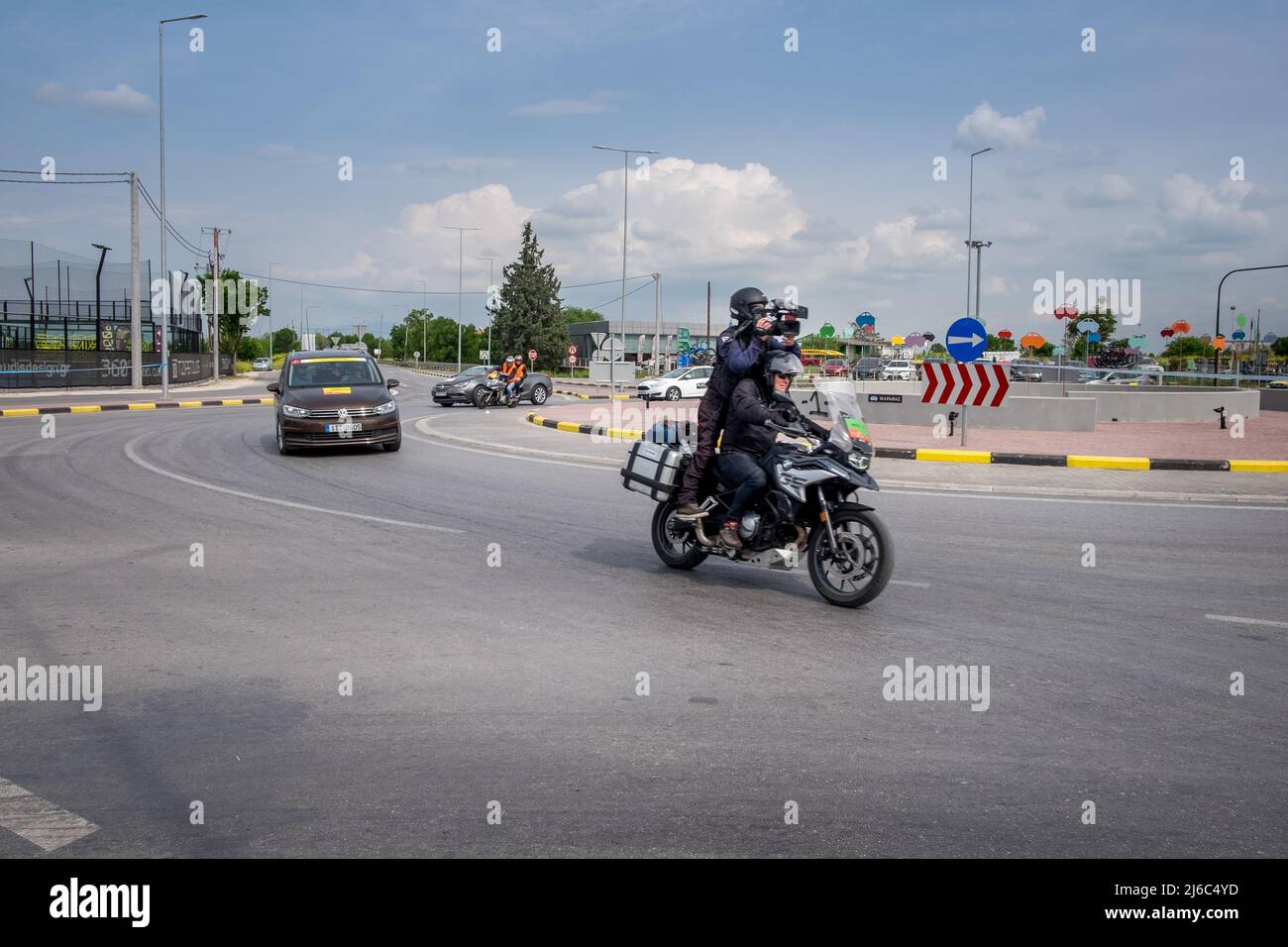 Une moto avec une nad cameraman soutenant des voitures et des motos dans le Tour International de Hellas 2022 course cycliste Banque D'Images