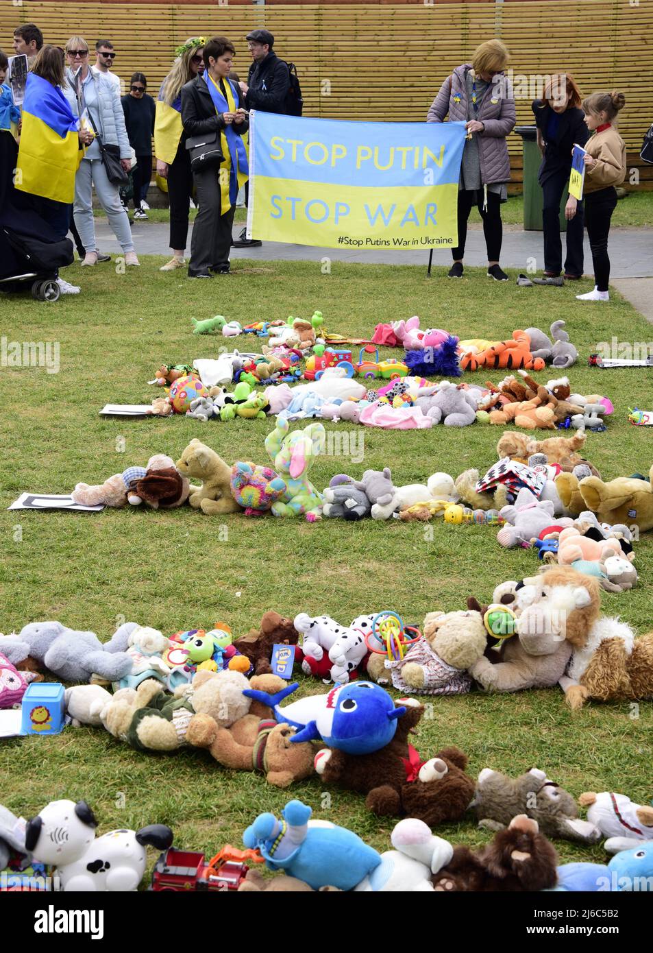 Manchester, Royaume-Uni, 30th avril 2022. Protestation contre l'invasion russe de l'Ukraine à Piccadilly Gardens, centre de Manchester, Angleterre, Royaume-Uni, îles britanniques. Les jouets pour enfants énoncent le mot « enfants » devant une bannière « Stop Putin ». Il a été organisé par le Centre culturel ukrainien 'dnipro' Manchester. Plus de 500 enfants ont été tués ou blessés depuis le lancement de l'invasion par la Russie. Crédit : Terry Waller/Alay Live News Banque D'Images