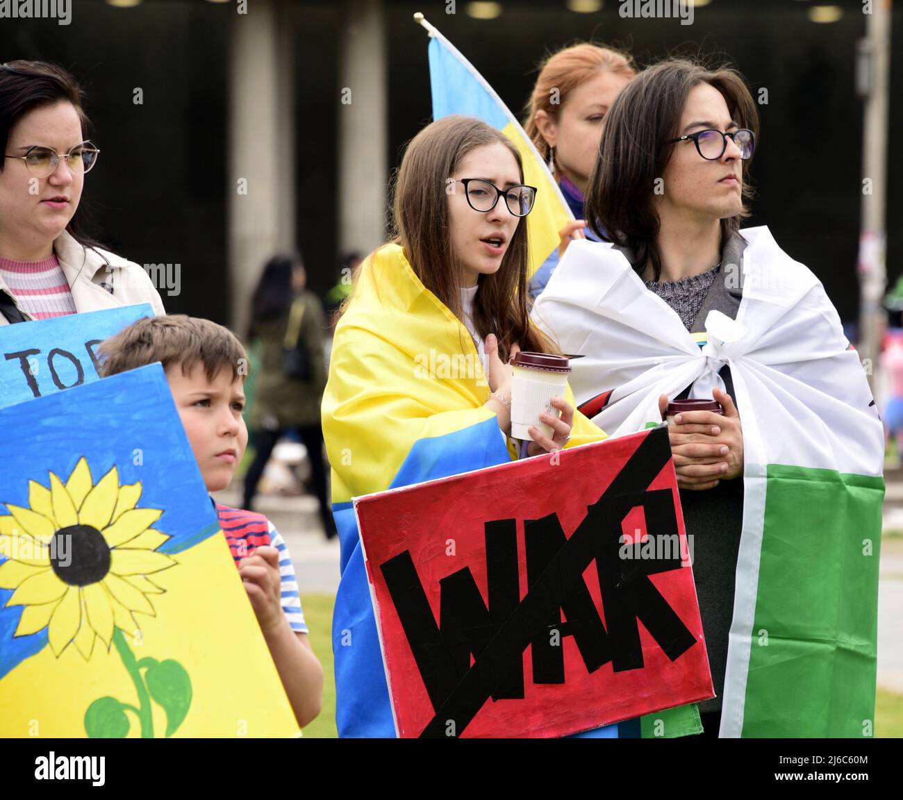 Manchester, Royaume-Uni, 30th avril 2022. Protestation contre l'invasion russe de l'Ukraine à Piccadilly Gardens, centre de Manchester, Angleterre, Royaume-Uni, îles britanniques. Il a été organisé par le Centre culturel ukrainien 'dnipro' Manchester. Plus de 500 enfants ont été tués ou blessés depuis le lancement de l'invasion par la Russie. Crédit : Terry Waller/Alay Live News Banque D'Images