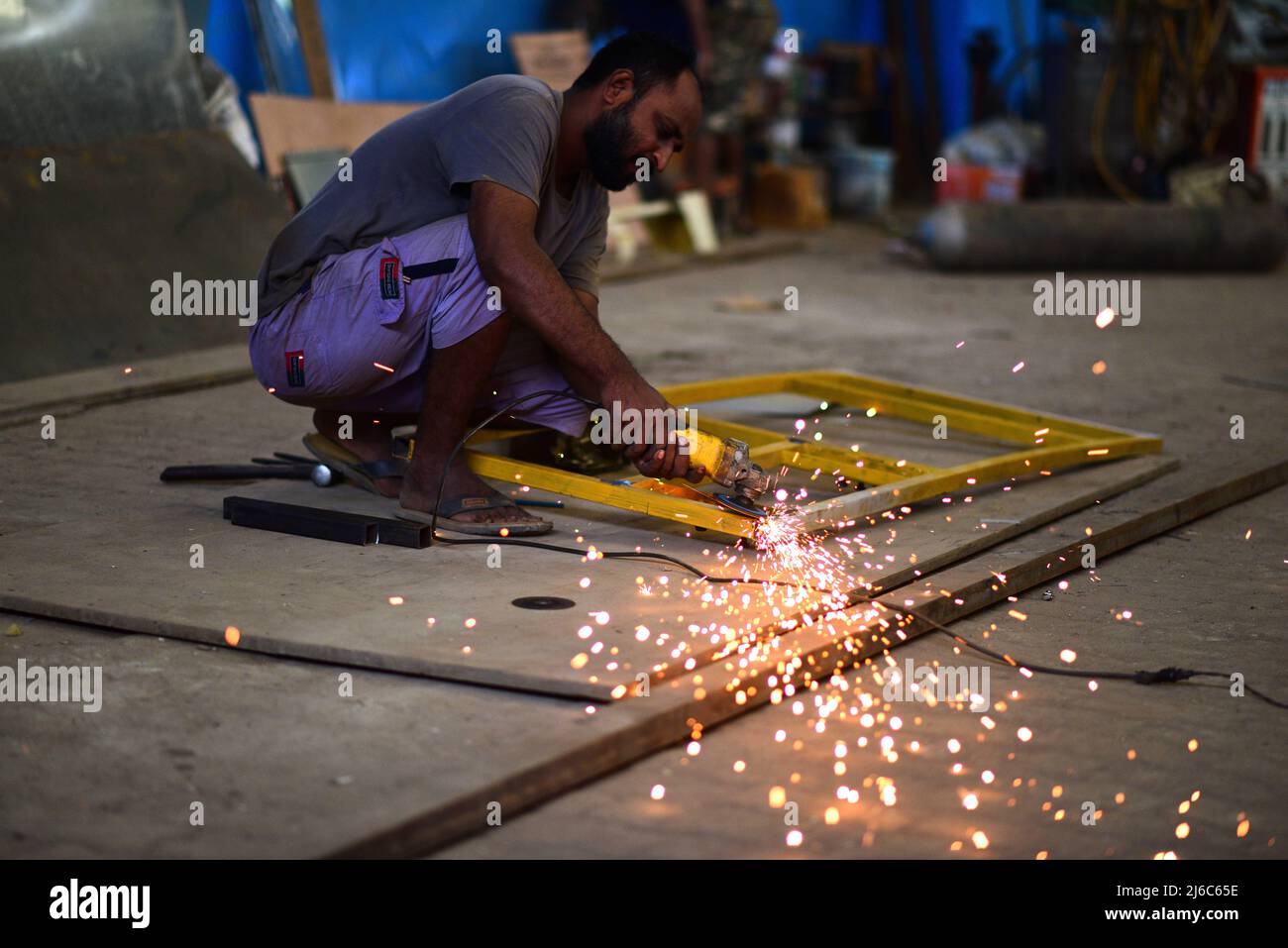 (220430) -- NAGAON, 30 avril 2022 (Xinhua) -- Un travailleur travaille dans un atelier automobile dans le district de Nagaon, dans l'État d'Assam, dans le nord-est de l'Inde, le 30 avril 2022. (STR/Xinhua) Banque D'Images