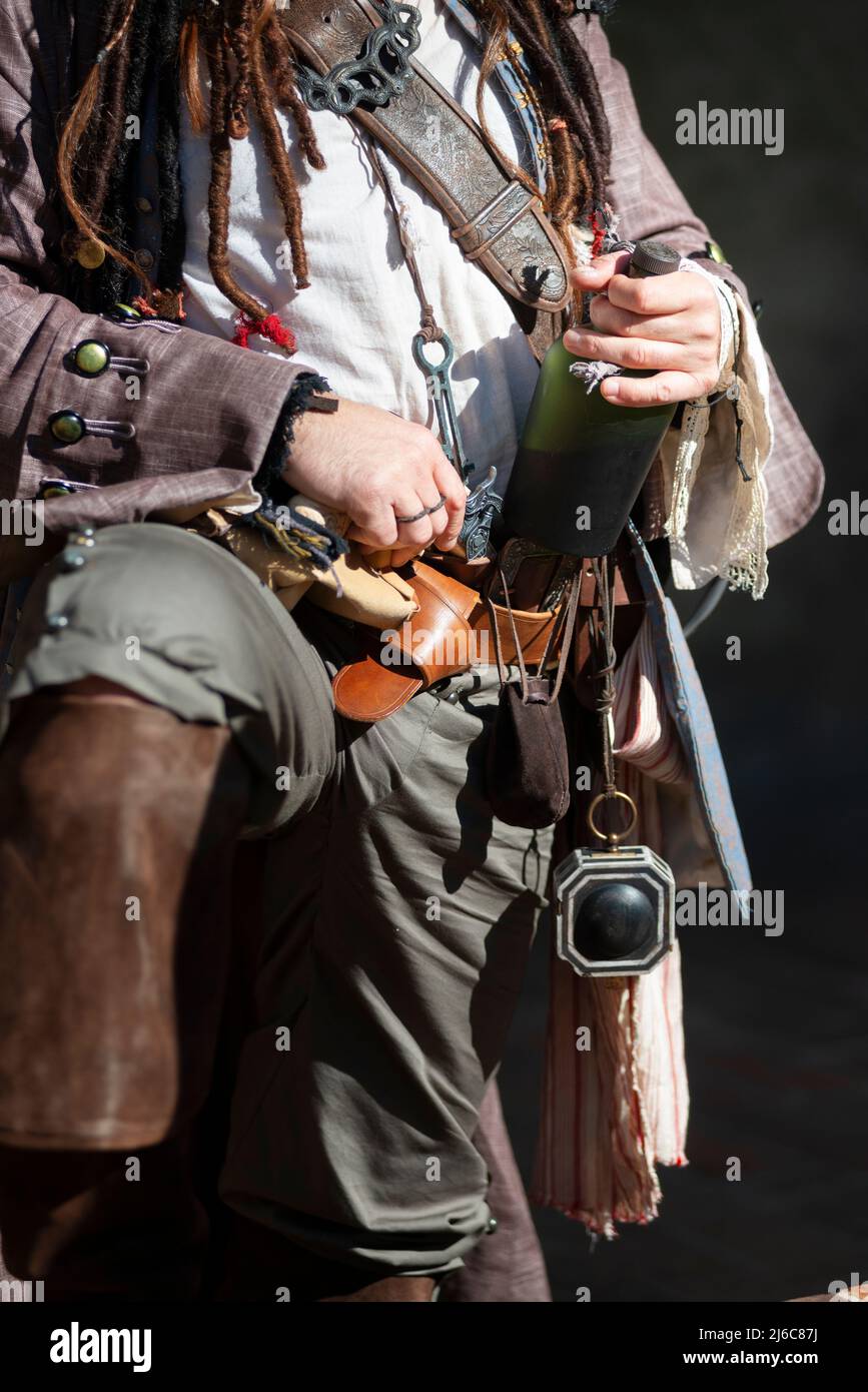 Costume de pirate contenant la bouteille de rhum Banque D'Images