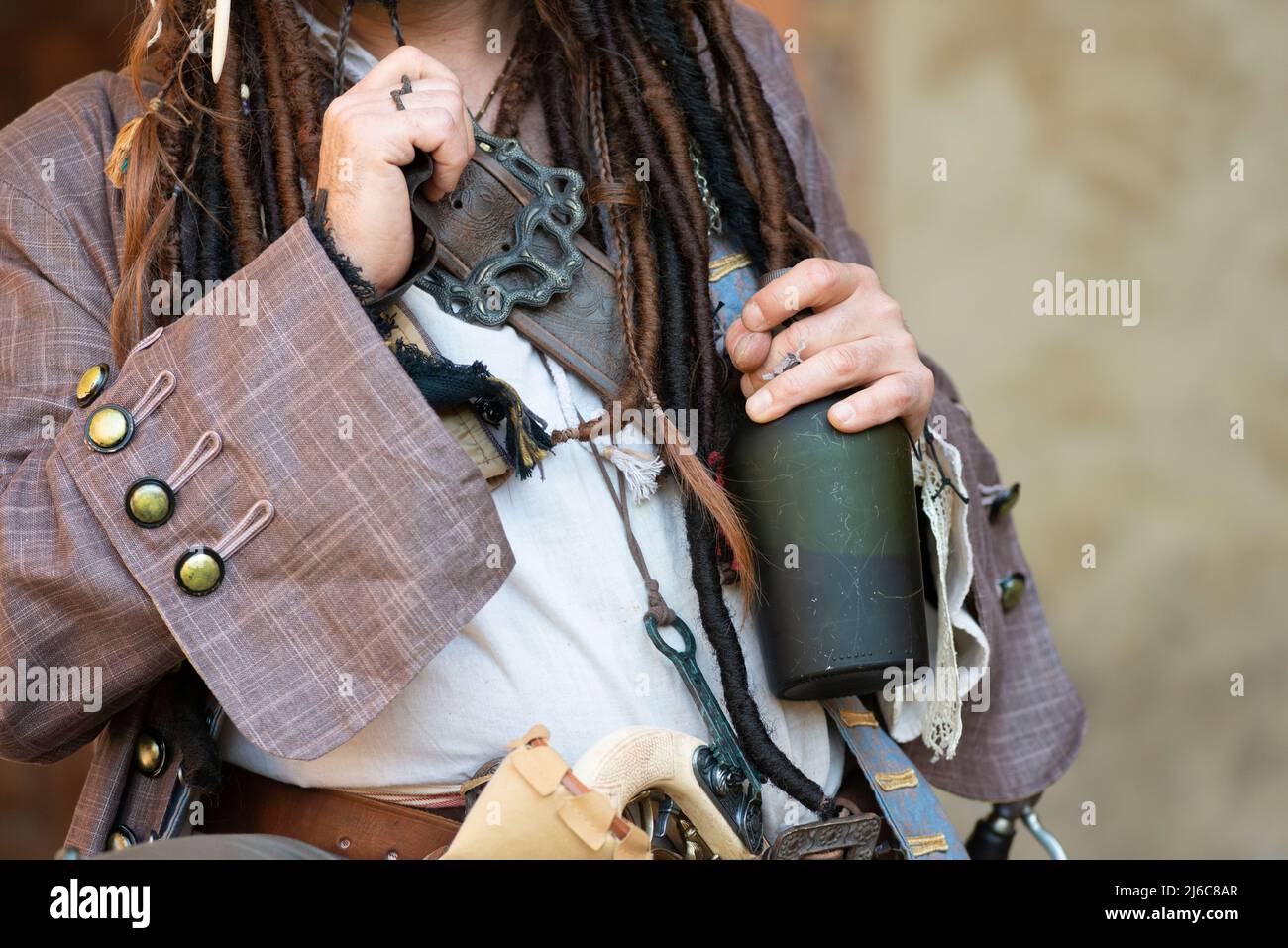 Costume de pirate contenant la bouteille de rhum Banque D'Images