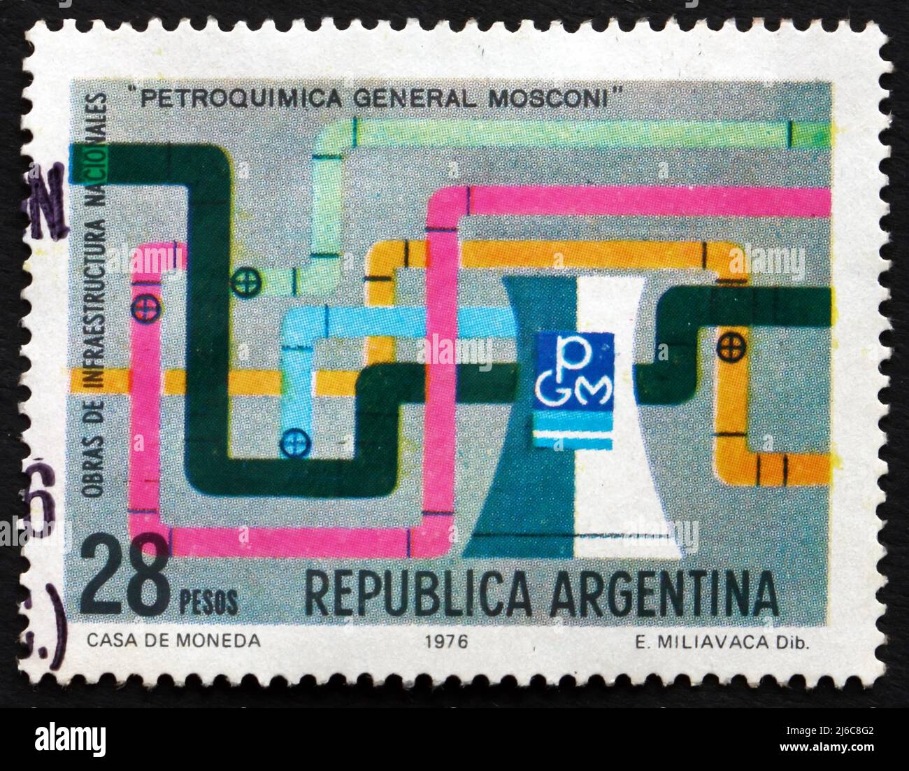 ARGENTINE - VERS 1976 : un timbre imprimé en Argentine montre les pipelines et la tour de refroidissement, usine General Mosconi, vers 1976 Banque D'Images