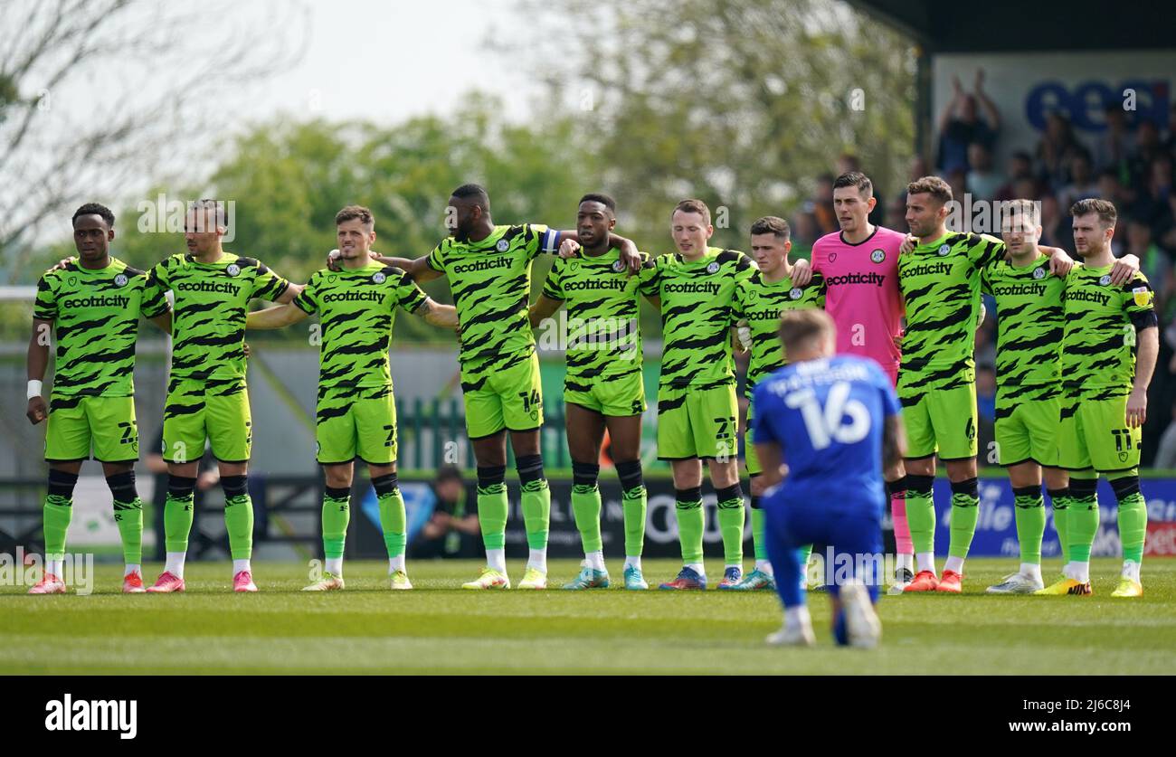 Le Jamille Matt (au centre) de Forest Green Rovers se tient avec ses coéquipiers, tandis que Alex Pattison, de Harrogate Town, prend le genou avant le match de la Sky Bet League Two au New Lawn, Nailsworth. Date de la photo: Samedi 30 avril 2022. Banque D'Images