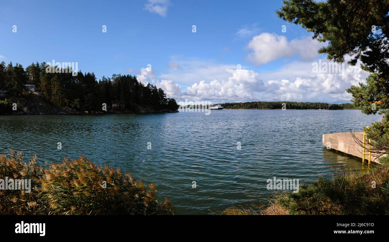 Petit ferry transportant des passagers et des véhicules approchant du port. Paysage panoramique. Archipel de Turku, Finlande. Banque D'Images