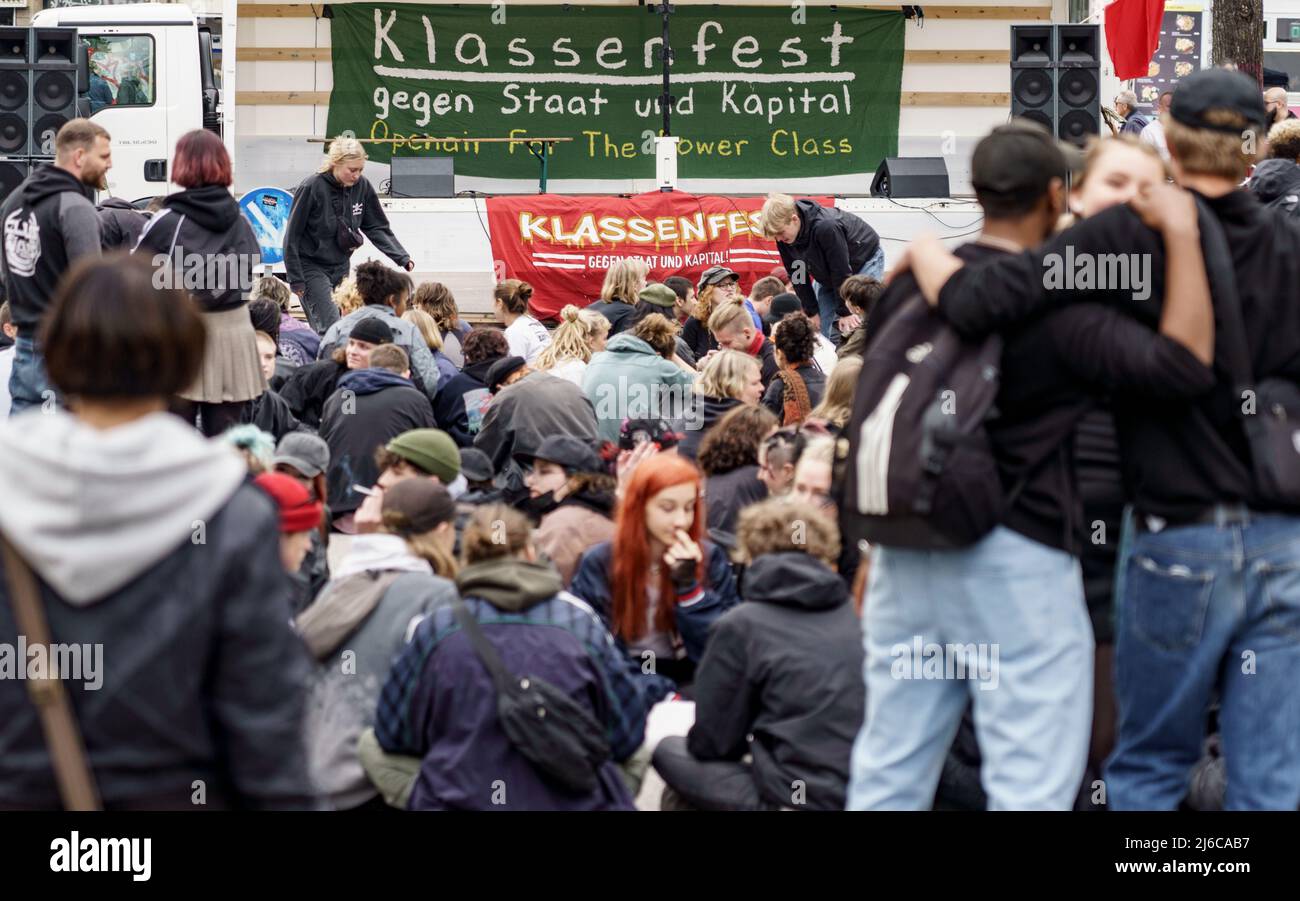 30 avril 2022, Hambourg: Les participants à la manifestation "Class festival contre l'Etat et la capitale" attendent à la station de Sternschanze pour une apparition sur la scène du rallye. Photo: Axel Heimken/dpa Banque D'Images