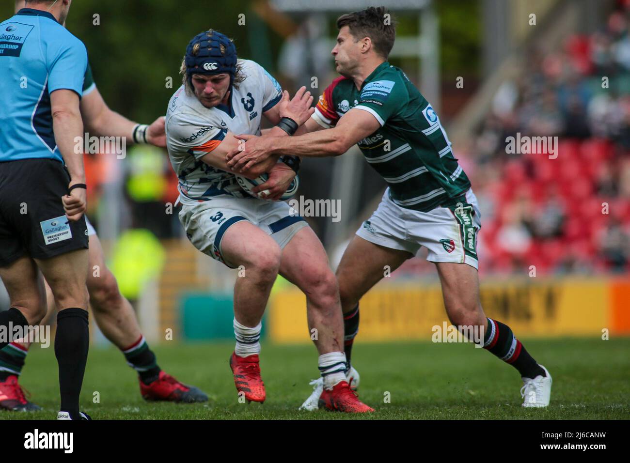 Leicester, Royaume-Uni. 30th avril 2022. Harry Thacker de Bristol est attaqué par Nemani Nadolo de Leicester lors du match de rugby Gallagher Premiership entre Leicester Tigers et Bristol Rugby au stade Welford Road, Leicester, Royaume-Uni, le 30 avril 2022. Photo de Simon Hall. Utilisation éditoriale uniquement, licence requise pour une utilisation commerciale. Aucune utilisation dans les Paris, les jeux ou les publications d'un seul club/ligue/joueur. Crédit : UK Sports pics Ltd/Alay Live News Banque D'Images