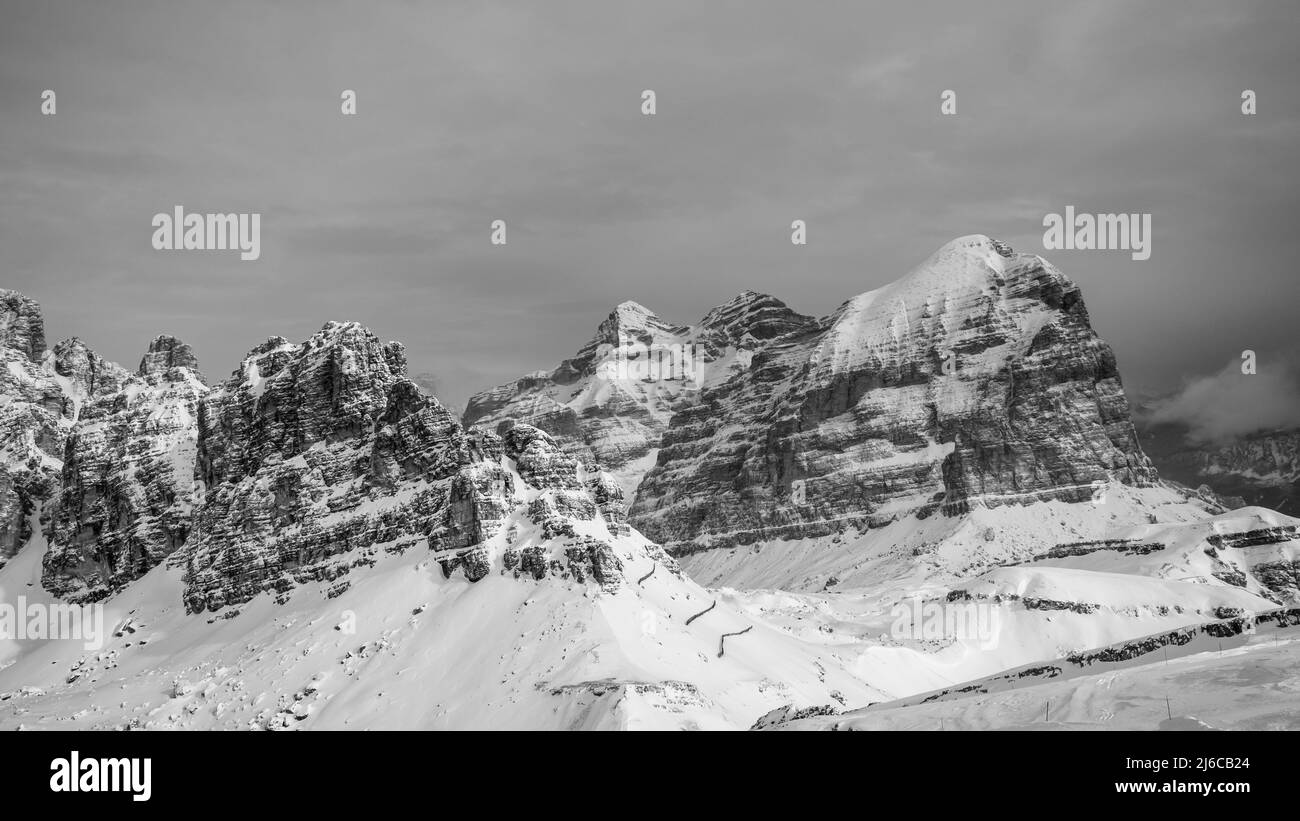 Nuages transportant de la neige dans les Alpes italiennes Banque D'Images