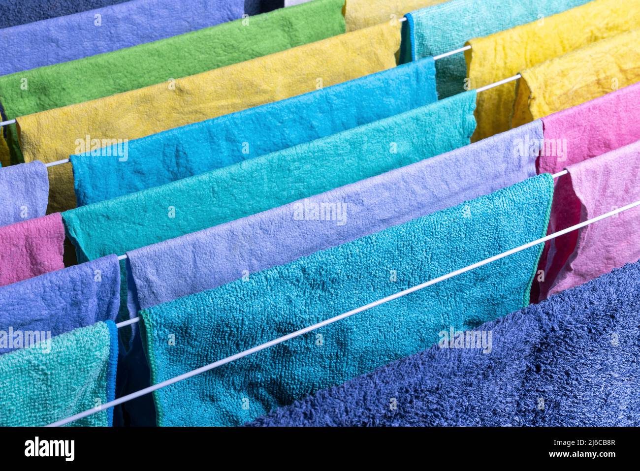 Les chiffons colorés sont suspendus pour sécher Banque D'Images
