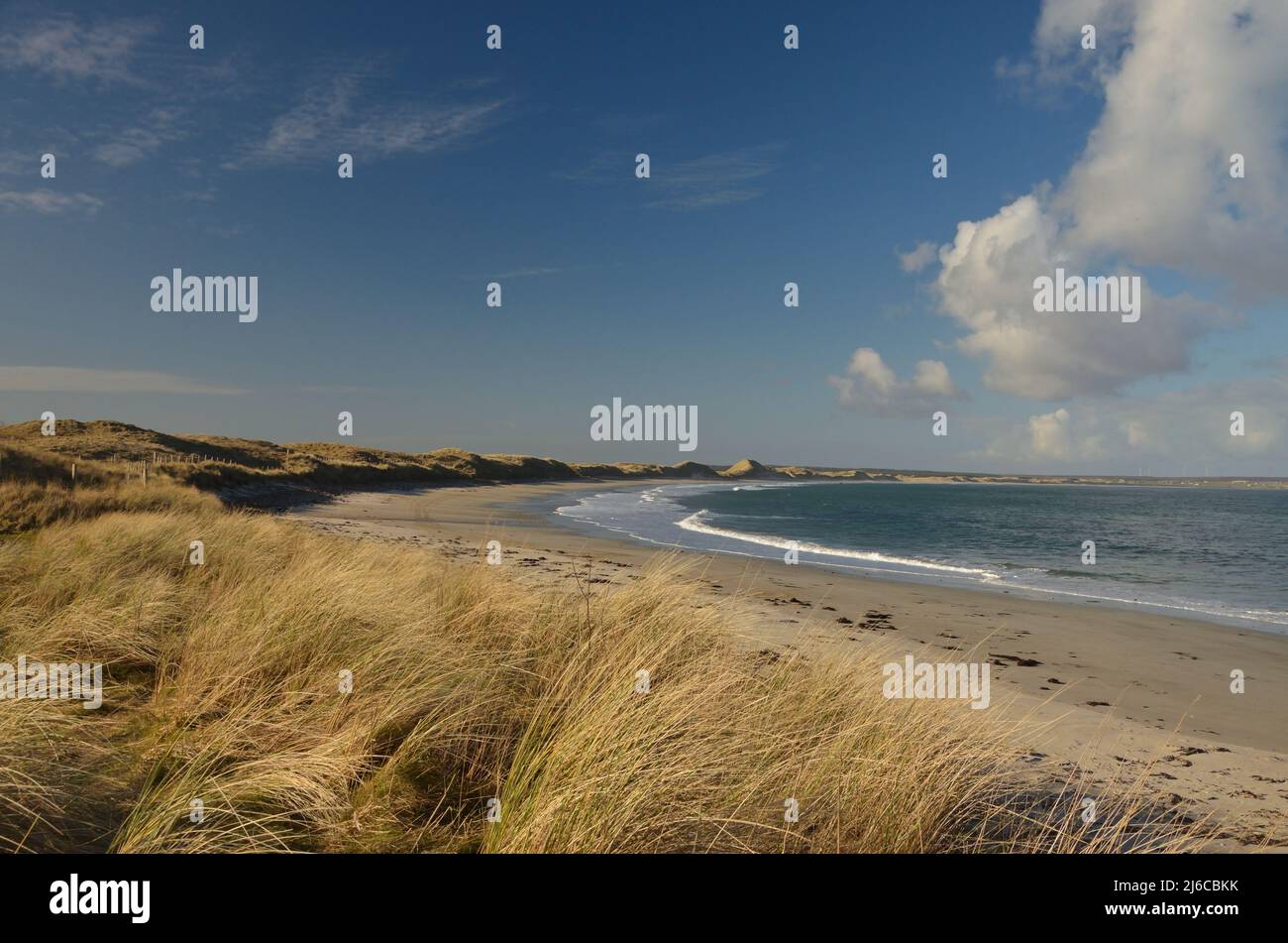 La plage de Sinclair's Bay, sur la côte nord-est de Caithness, en Écosse, au Royaume-Uni. Banque D'Images