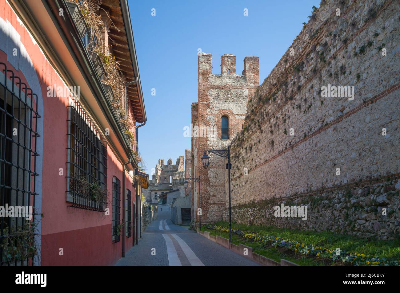 Italie, Lazise, vieille ville, une rue sous les murs de la ville Banque D'Images