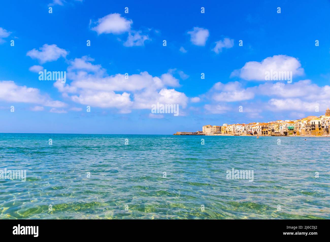 Vue sur la plage de Cefalu, la ville de Cefalu, la Sicile, l'Italie. Cefalu a une longue et belle plage avec du sable propre et doré. Est l'un des meilleurs de Sicile Banque D'Images