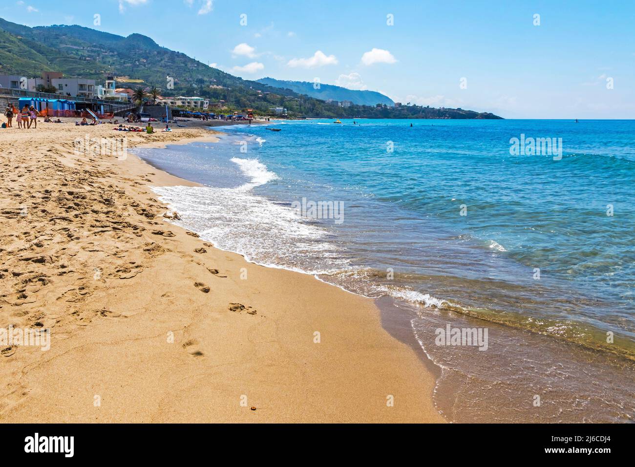 Sable doré de la plage de Cefalu, ville de Cefalu, Sicile, Italie. Cefalu a une longue et belle plage avec du sable propre et doré Banque D'Images