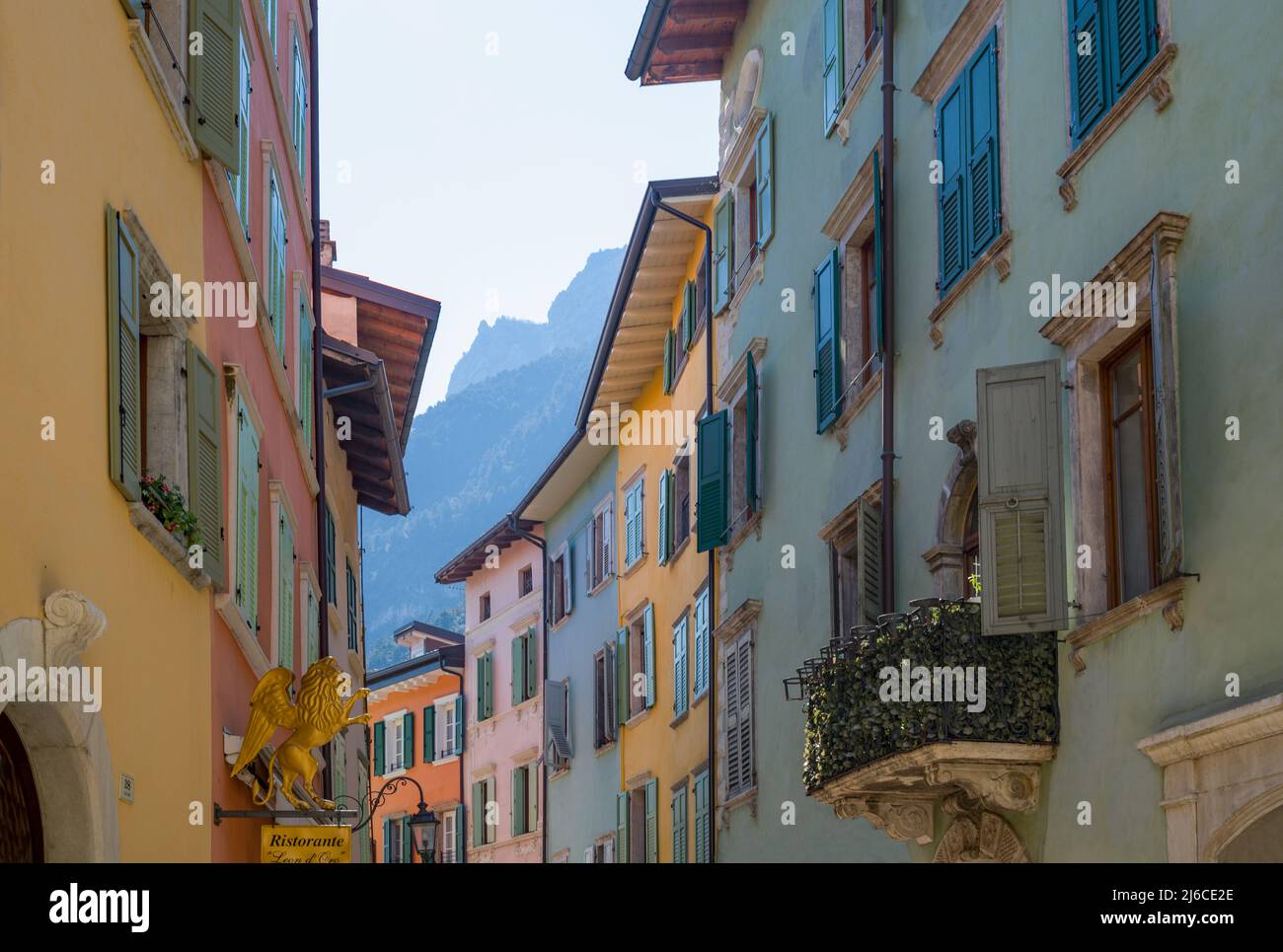 Riva del Garda, Italie - 22 mars 2022 : les architectures classiques de la vieille ville Banque D'Images