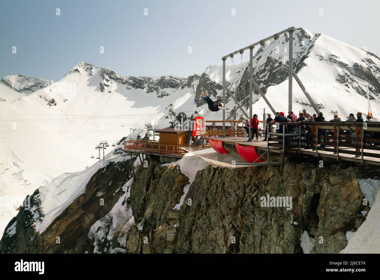 Sotchi, Russie - 23 avril 2022 : les touristes se rendent sur le méga-swing du site panoramique Gorki Fly à la station de ski Krasnaya Polyana Banque D'Images