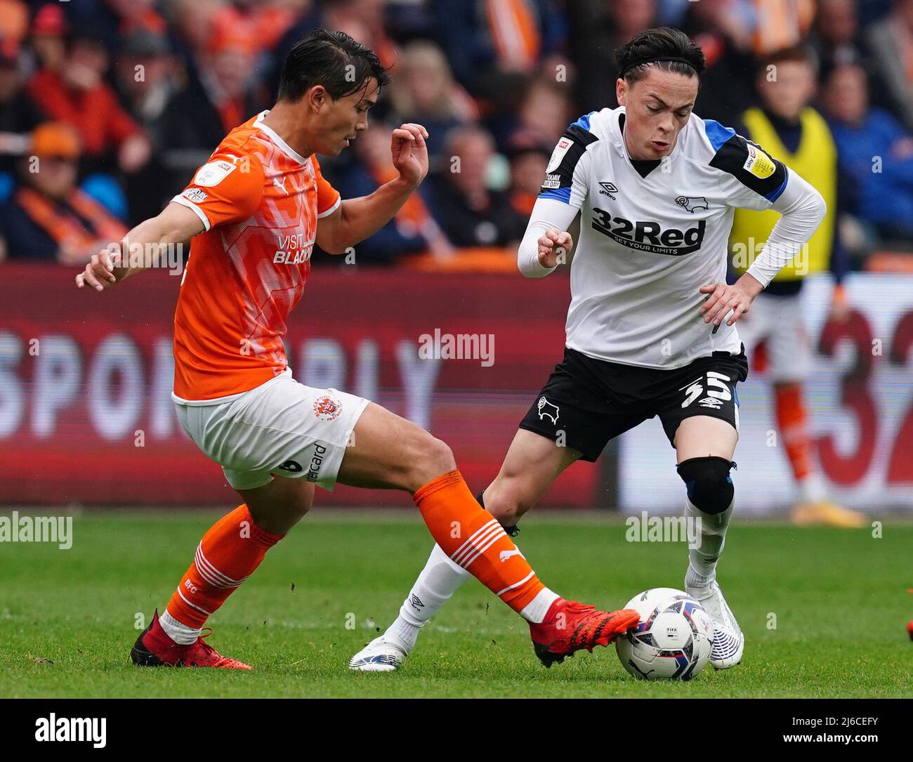 Kenny Dougall (à gauche) de Blackpool et Louie Watson du comté de Derby se battent pour le ballon lors du match de championnat Sky Bet à Bloomfield Road, Blackpool. Date de la photo: Samedi 30 avril 2022. Banque D'Images