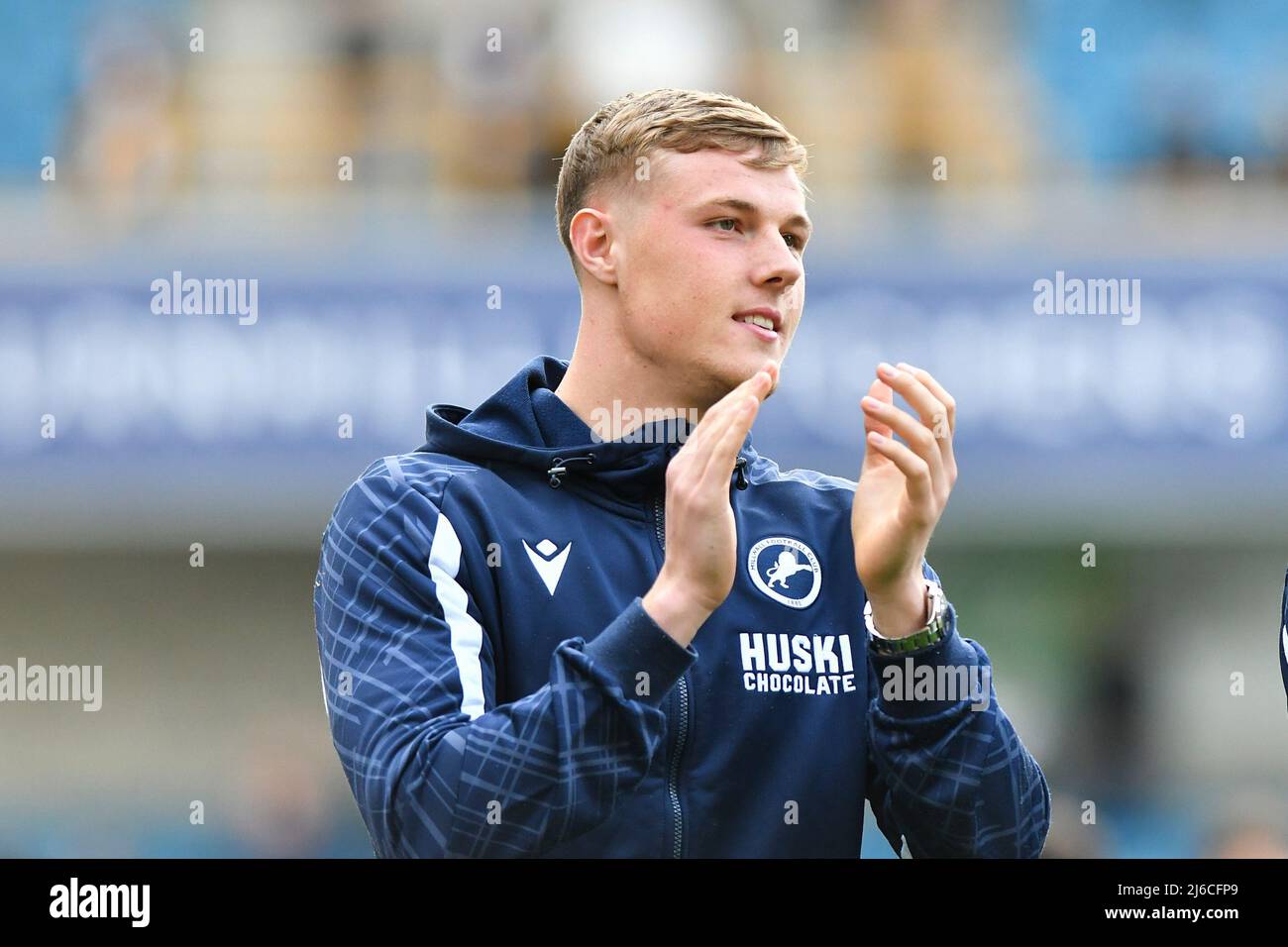 LONDRES, ROYAUME-UNI. AVR 30th Daniel Ballard de Millwall pendant le tour d'honneur après le match de championnat Sky Bet entre Millwall et Peterborough à la Den, Londres, le samedi 30th avril 2022. (Credit: Ivan Yordanov | MI News) Credit: MI News & Sport /Alay Live News Banque D'Images