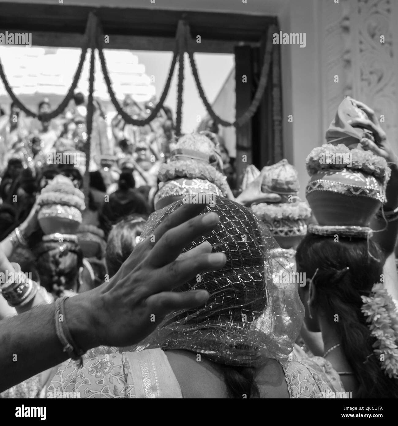 Les femmes avec Kalash sur la tête pendant le Temple Jagannath Mangal Kalash Yatra, les dévotés hindous indiens portent des pots de terre contenant de l'eau sacrée avec de la noix de coco Banque D'Images