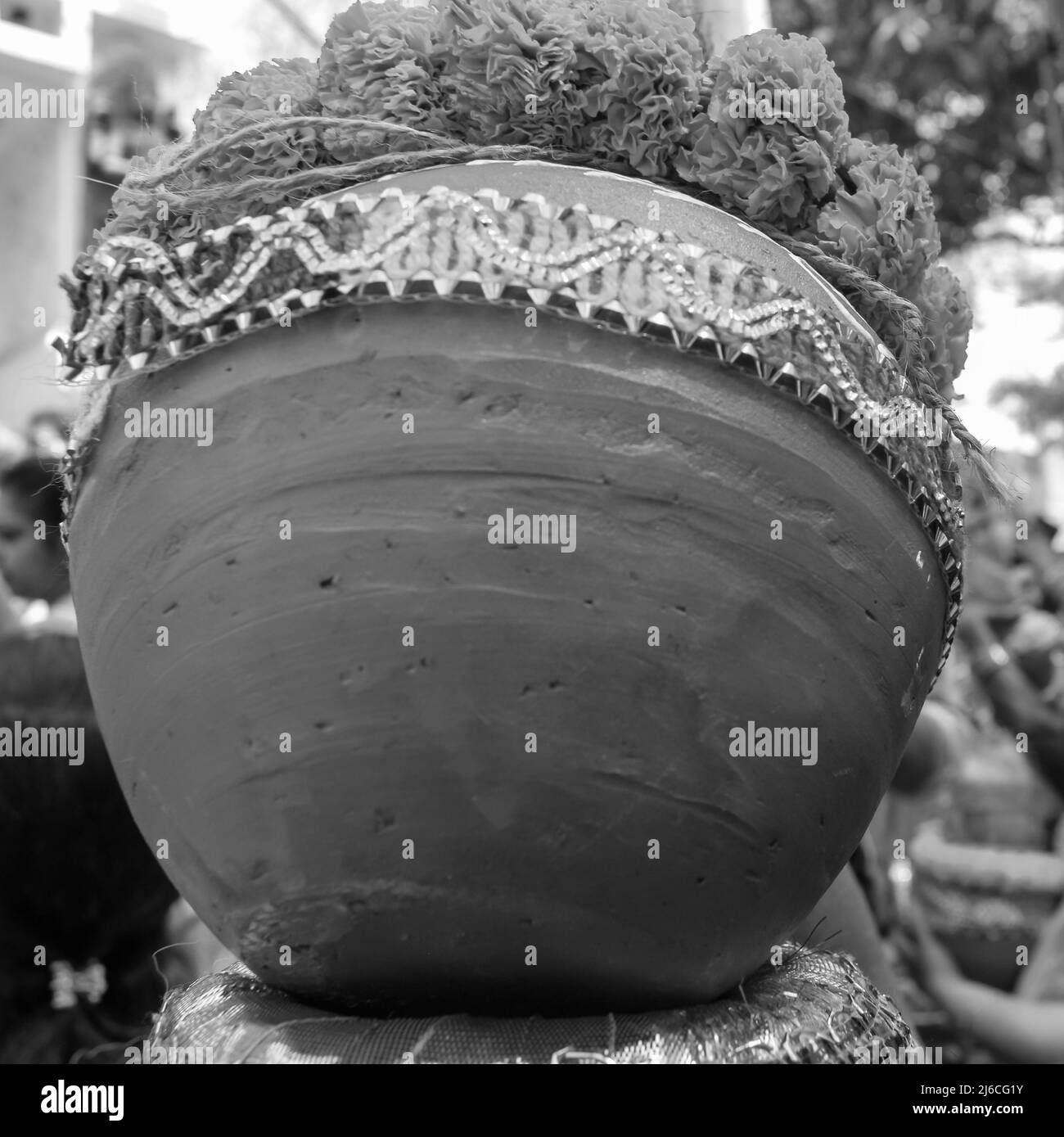 Les femmes avec Kalash sur la tête pendant le Temple Jagannath Mangal Kalash Yatra, les dévotés hindous indiens portent des pots de terre contenant de l'eau sacrée avec de la noix de coco Banque D'Images