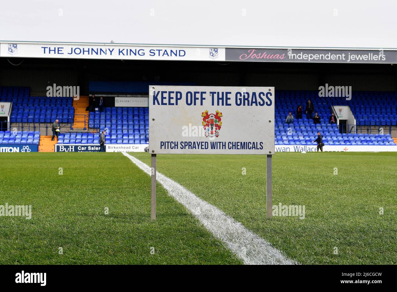 BIRKENHEAD, ROYAUME-UNI. 30th AVRIL les fans d'Oldham avant le match de la Sky Bet League 2 entre Tranmere Rovers et Oldham Athletic au parc de Prenton, Birkenhead, le samedi 30th avril 2022. (Credit: Eddie Garvey | MI News) Credit: MI News & Sport /Alay Live News Banque D'Images