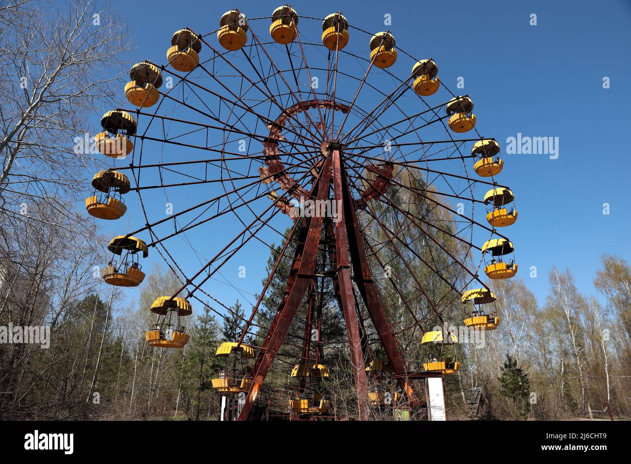 RÉGION DE KIEV, UKRAINE - 28 AVRIL 2022 - la grande roue est photographiée dans un parc d'attractions situé dans la ville fantôme de Prypiat abandonnée après le 19 Banque D'Images