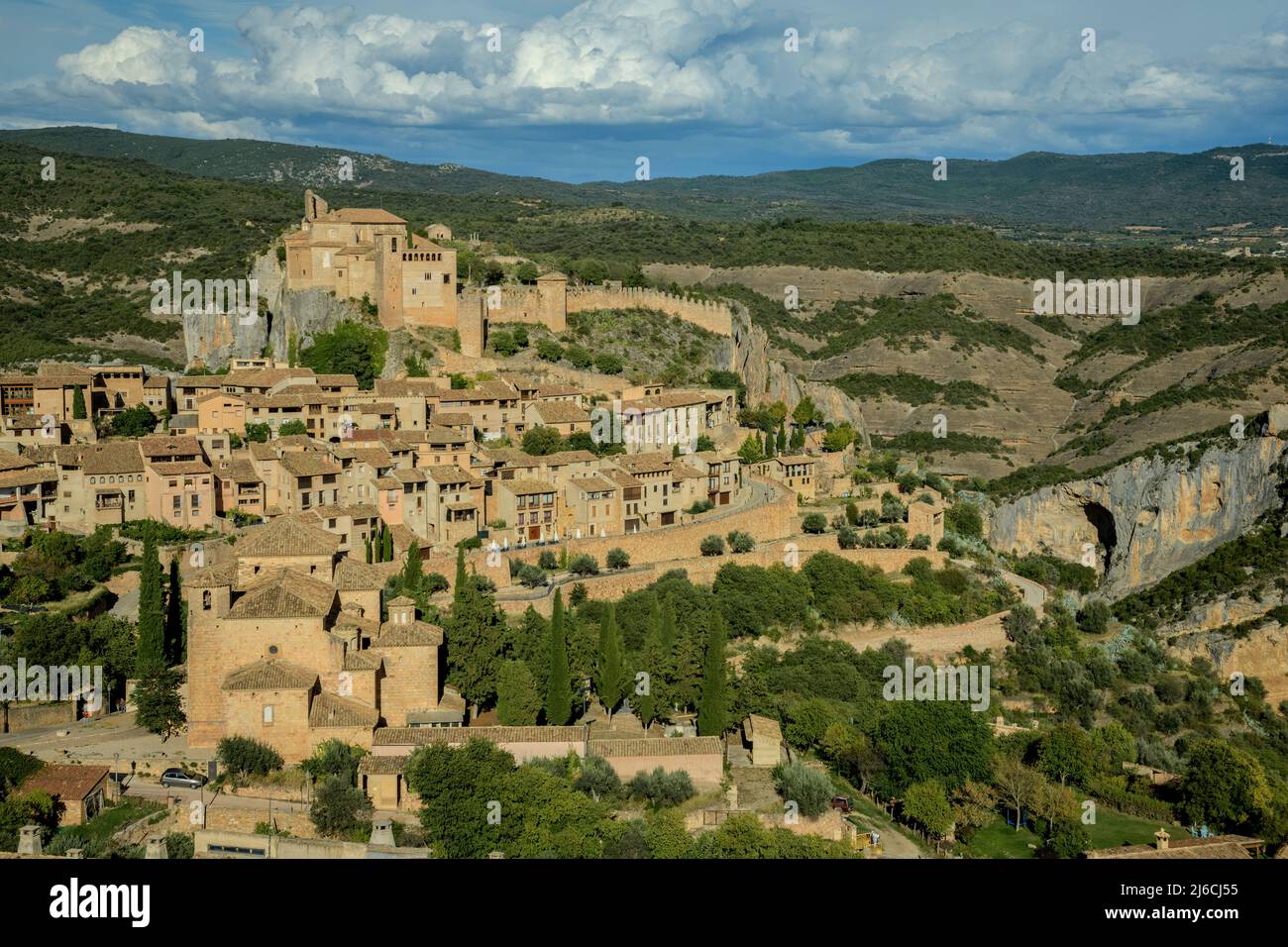 Le vieux village d'Alquézar, Huesca, dans le Parc naturel de la Sierra y Cañones de Guara, Espagne. Banque D'Images