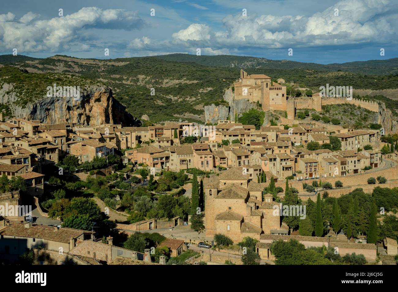 Le vieux village d'Alquézar, Huesca, dans le Parc naturel de la Sierra y Cañones de Guara, Espagne. Banque D'Images