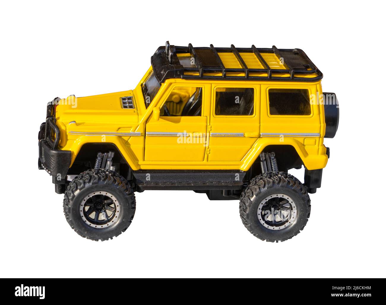 Jouet en plastique pour enfants, voiture jaune jeep sur fond blanc. Banque D'Images