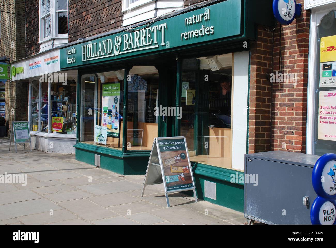 Une succursale de la chaîne de bien-être et de soins de santé Holland et Barrett à Tenterden dans le Kent, en Angleterre, le 11 avril 2022. Banque D'Images