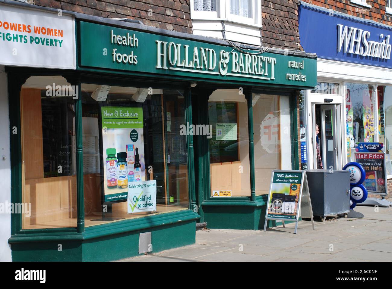 Une succursale de la chaîne de bien-être et de soins de santé Holland et Barrett à Tenterden dans le Kent, en Angleterre, le 11 avril 2022. Banque D'Images
